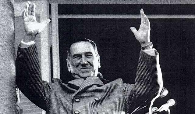 Bombardearon la Plaza, le hicieron un golpe de Estado, después vinieron el exilio, la proscripción, las infamias, los fusilamientos. Pero un 12 de octubre como hoy, hace 47 años, asumió por tercera vez la presidencia. Perón siempre vuelve, porque está en el corazón de su Pueblo.
