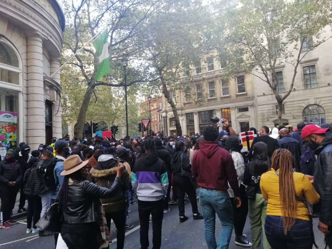 SaharaReporters's tweet image. PHOTONEWS: #EndSARS Protesters Storm Nigerian High Commission In London
#SARSMUSTEND