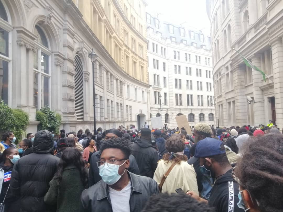 SaharaReporters's tweet image. PHOTONEWS: #EndSARS Protesters Storm Nigerian High Commission In London
#SARSMUSTEND