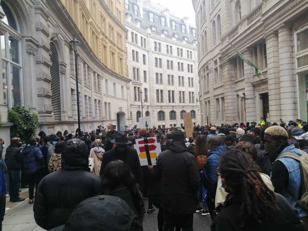 SaharaReporters's tweet image. PHOTONEWS: #EndSARS Protesters Storm Nigerian High Commission In London
#SARSMUSTEND