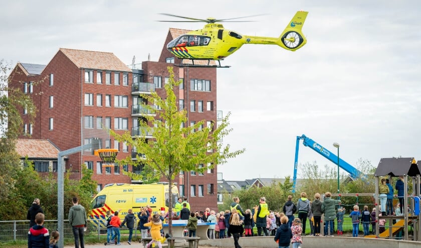 Lifeliner landt naast basisschool in Houten [HOUTEN] Kinderen van basisschool de Aventurijn in Houten hebben een spannende ochtend achter de rug.