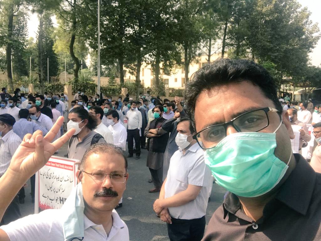 COMSATSFForum's tweet photo. Protest of TTS faculty in front of HEC office..
@ImranZulfiqarC2
@Sabeen03417246 @ubajwa https://t.co/54UWt5MDTN