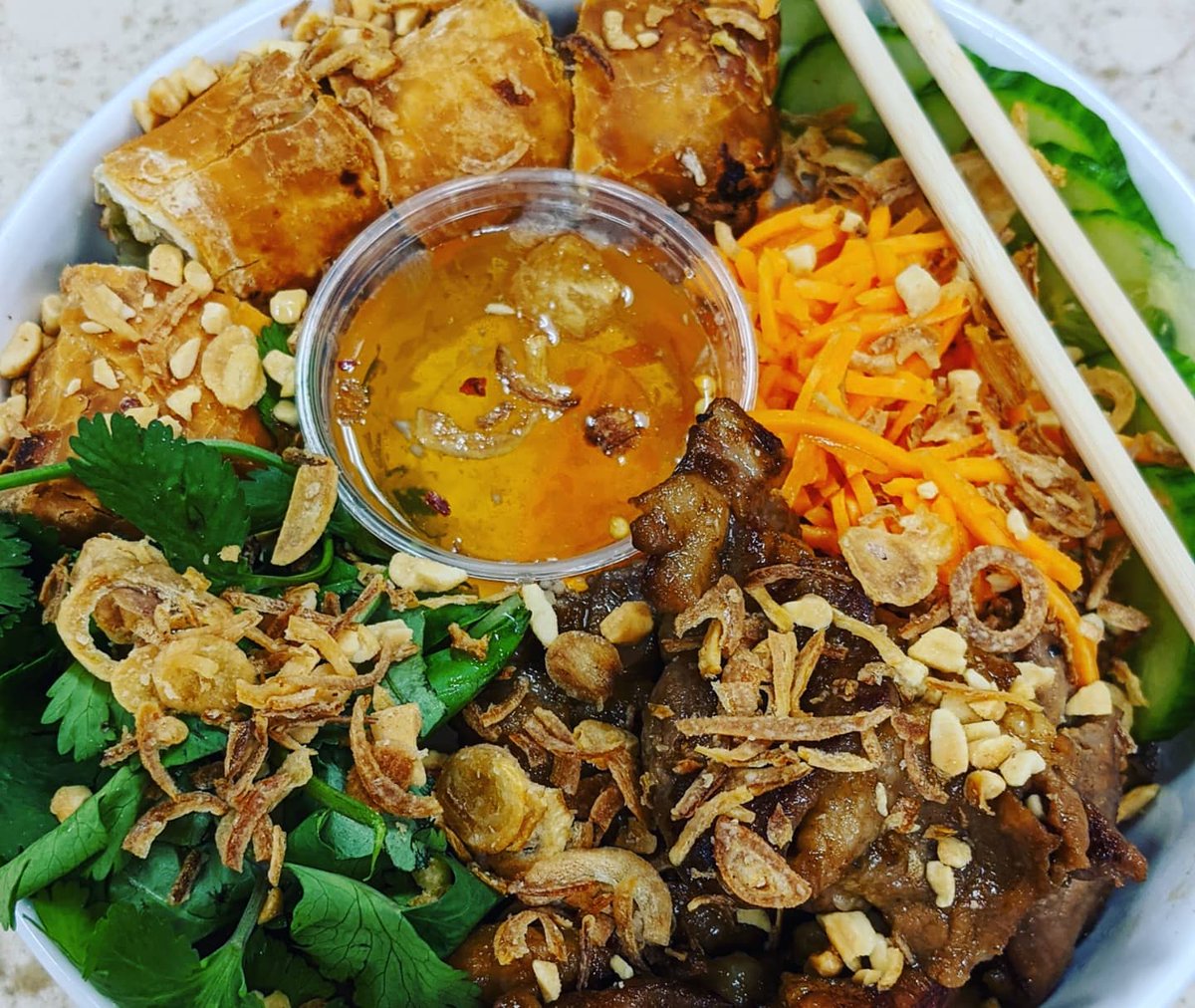 Eddie_Mundy's tweet photo. Vietnamese Rice Bowl!
.
@FlikISDining
.
#chefswhim #schoollunch #schoolbrunch #vietnamese #food #pork #tofu #friedshallot #peanut #scallion #rice #pickled #carrot #cucumber #fishsauce #nuoccham #basil #mint #cilantro #eggroll #cooklife #eatshareconnect #teampixel https://t.co/ZgsLLSErRW
