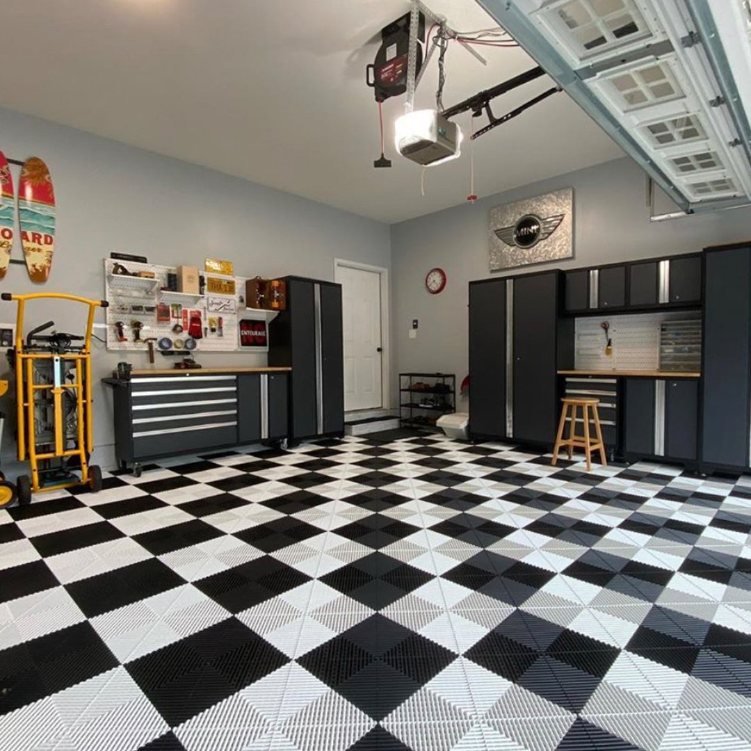 Swisstrax's tweet image. This is what we consider to be a glorious garage! What are your thoughts?
.
.
.
#CheckeredDesign #GarageTransformation #Redesign #Ribtrax #ArcticWhite #JetBlack #ManCave