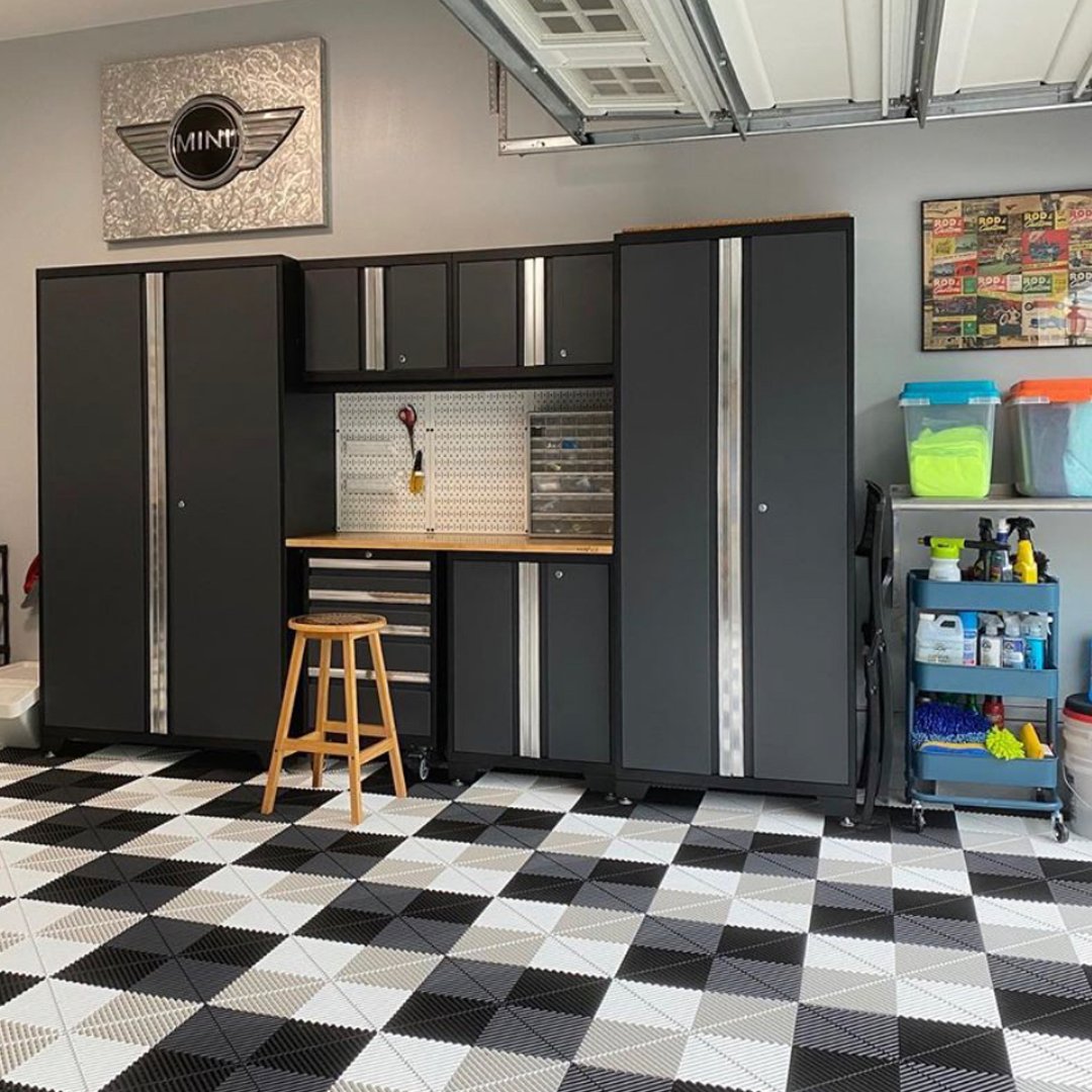 Swisstrax's tweet image. This is what we consider to be a glorious garage! What are your thoughts?
.
.
.
#CheckeredDesign #GarageTransformation #Redesign #Ribtrax #ArcticWhite #JetBlack #ManCave
