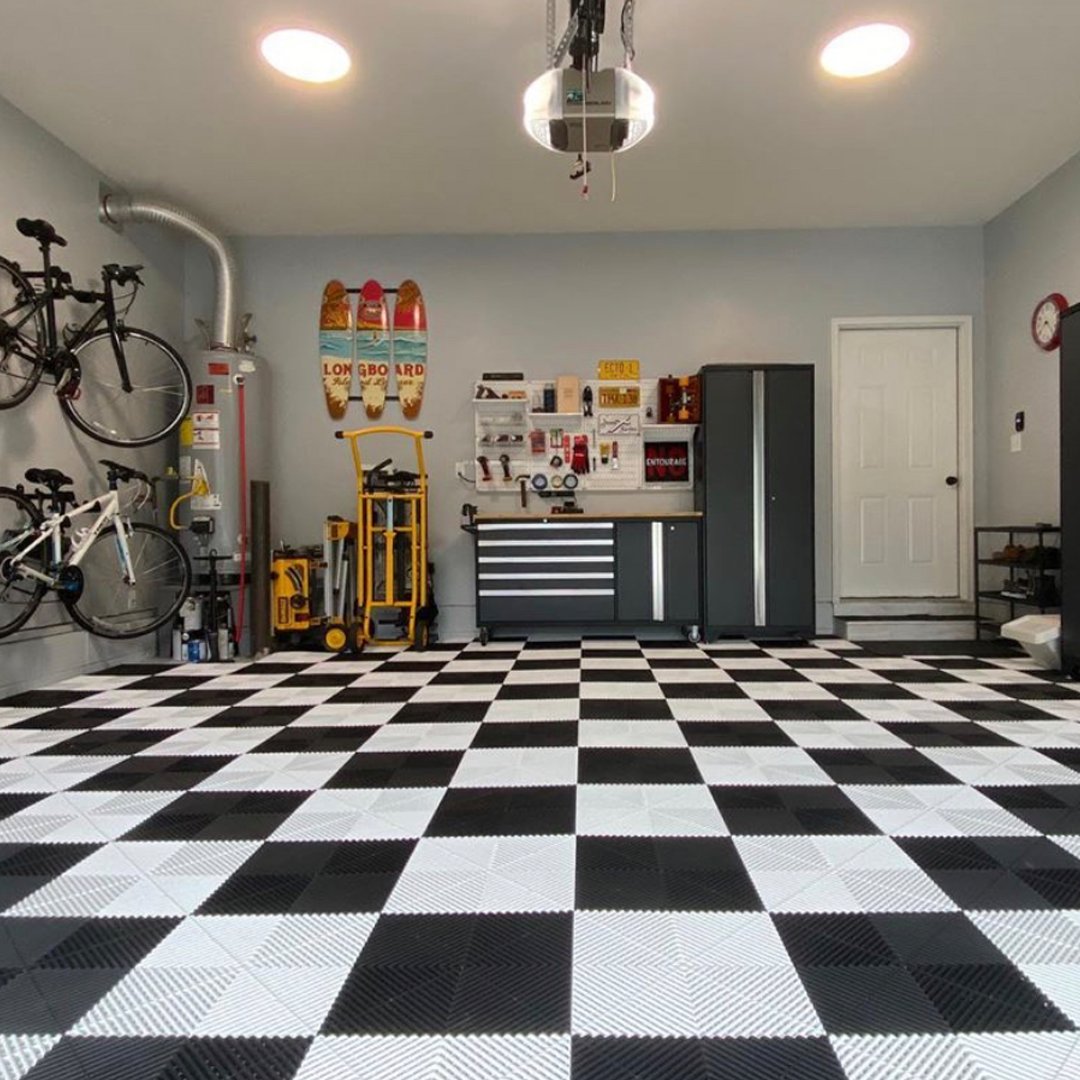 Swisstrax's tweet image. This is what we consider to be a glorious garage! What are your thoughts?
.
.
.
#CheckeredDesign #GarageTransformation #Redesign #Ribtrax #ArcticWhite #JetBlack #ManCave
