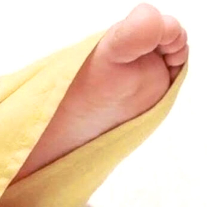 7) Your feetWhy do you always show your feet in front of the camera?! WHY DO U HAVE TO ATTACK US WITH UR FEET?? I never bursted much uwus before because of someone's else's feet. You, Park Jimin, is an exemption.