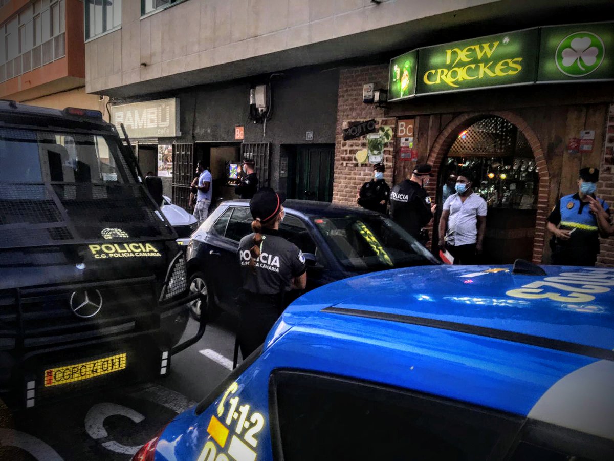 PoliciaLocalARN's tweet photo. El día de ayer colaboramos con @CGPCanaria en el control de las medidas sanitarias en diferentes barrios del municipio. Se levantaron varias actas por el incumplimiento en el uso de mascarillas así como exceso de aforo en algunos locales. #COVID19 #estevirusloparamosunidos #AsiNo https://t.co/Egq4NWAsbQ