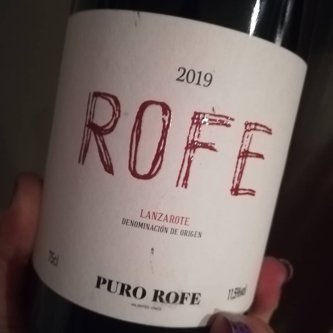 Ese olor a ceniza volcanica ( rofe) que te traslada a  la isla.. volcán y lava, sello inconfundible de Lanzarote
Mineral pero fresco a al vez, color golosina total..maravilla!!!! 
<a href="/RaycoFdez/">Rayco Fernández</a> qué rico!!!!
.
#purorofe #vinosdelanzarote
#vulcanismo #lavidaesparabeberla
#listannegro