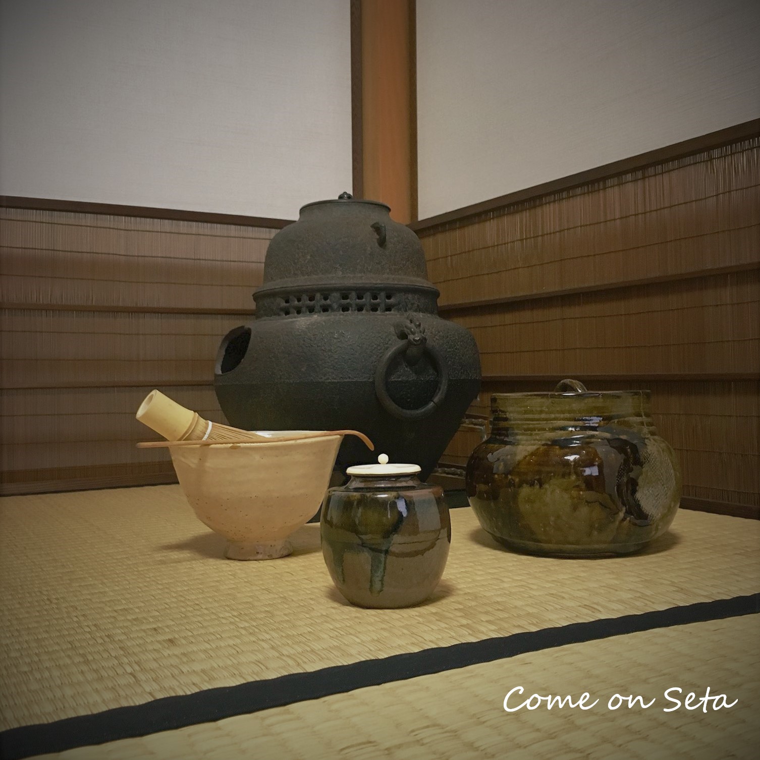 瀬田掃部 天下三肩衝のひとつ 初花肩衝茶入の写しを置いて 撮影してみました サイズが大きい茶入なので 存在感がありますな 唐物である本歌は重さもあり 堂々とした作品に感じられます カモンの茶 T Co Gdbxxkgwiz Twitter