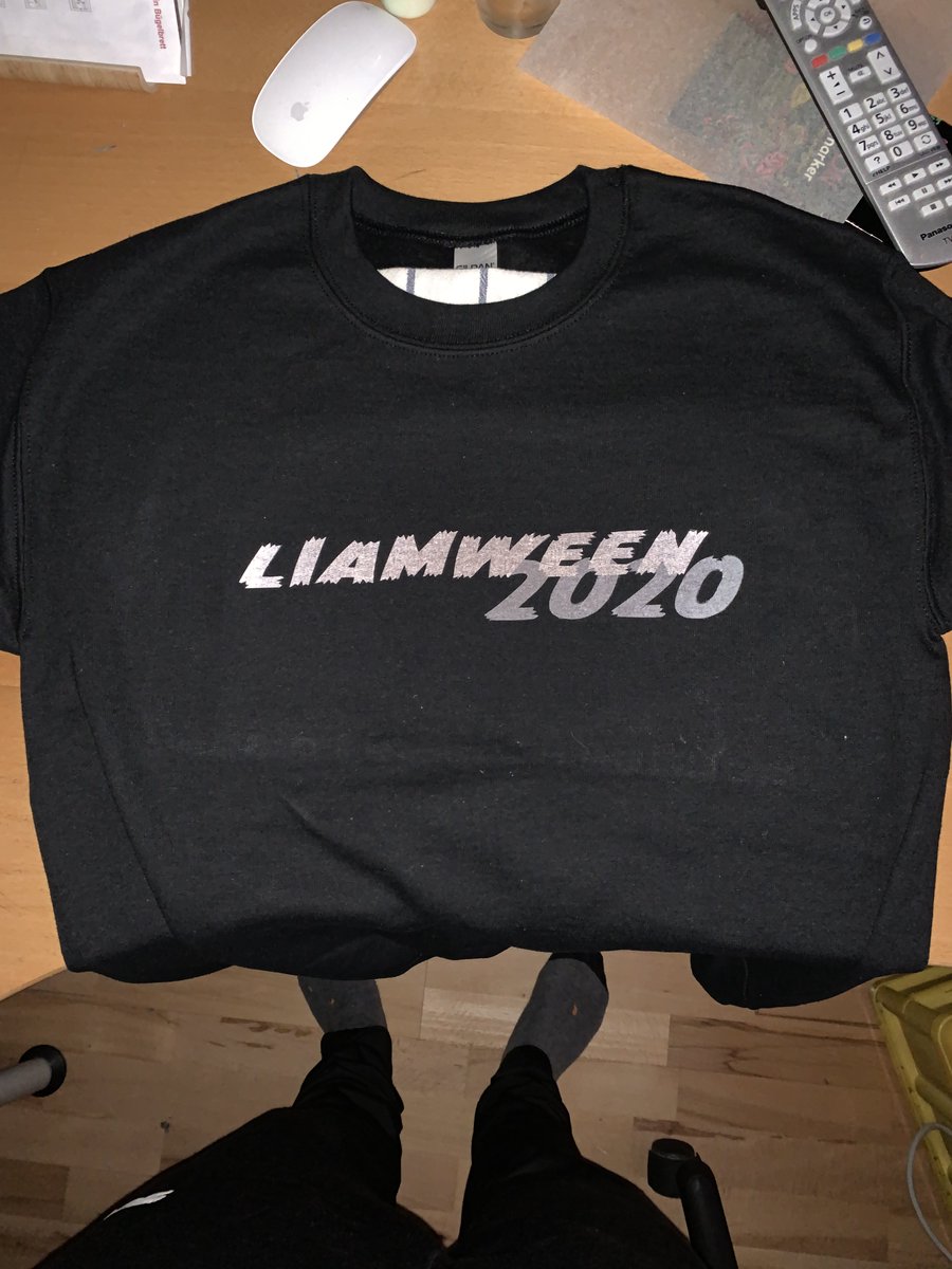Numer 4: A sweaterThis one just happened. I wasn't planning on actually doing it so there is no actual design. It is very simple but perfectly suited as an every day clothing item. #TheLPShow  #liamween  @LiamPayne  https://twitter.com/hbw_lover9/status/1315039362460065794?s=20