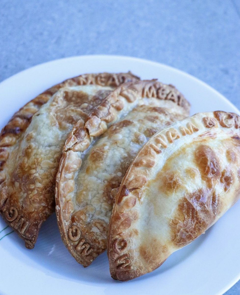 grazianos_group's tweet photo. Warm, flaky, and filled with flavorful beef, tender chicken, or melted cheese - which one is your favorite? 🥟 Repost @viewsfromthekitchen on IG. #argentinianfood #empanadas #miamifoodscene https://t.co/RopMQNWLQ0
