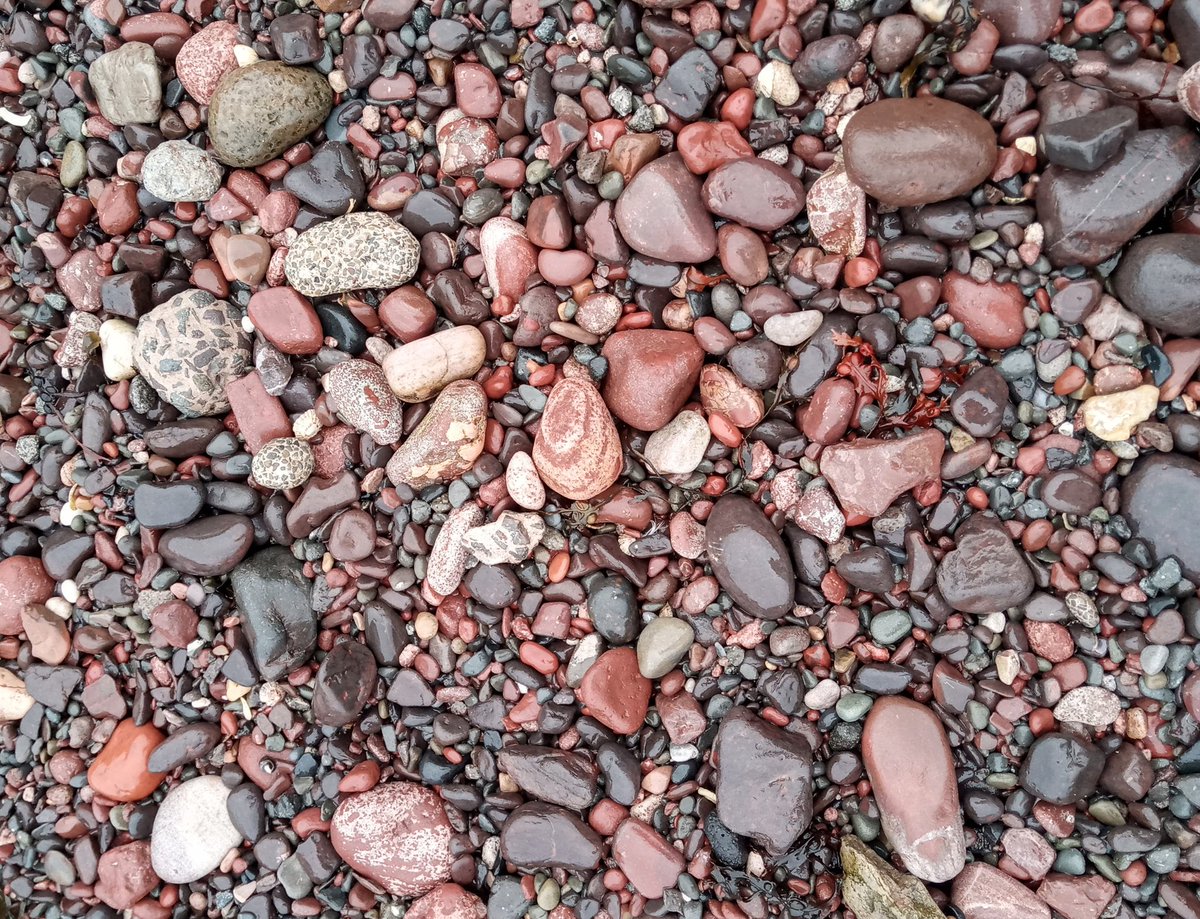 One of the things that's been most tricky over the past six months has been - very unsurprisingly - maintaining any kind of sense of perspective. So here's a wee thread about one of the ways I've been trying to remain (relatively!) sane - by looking at rocks...