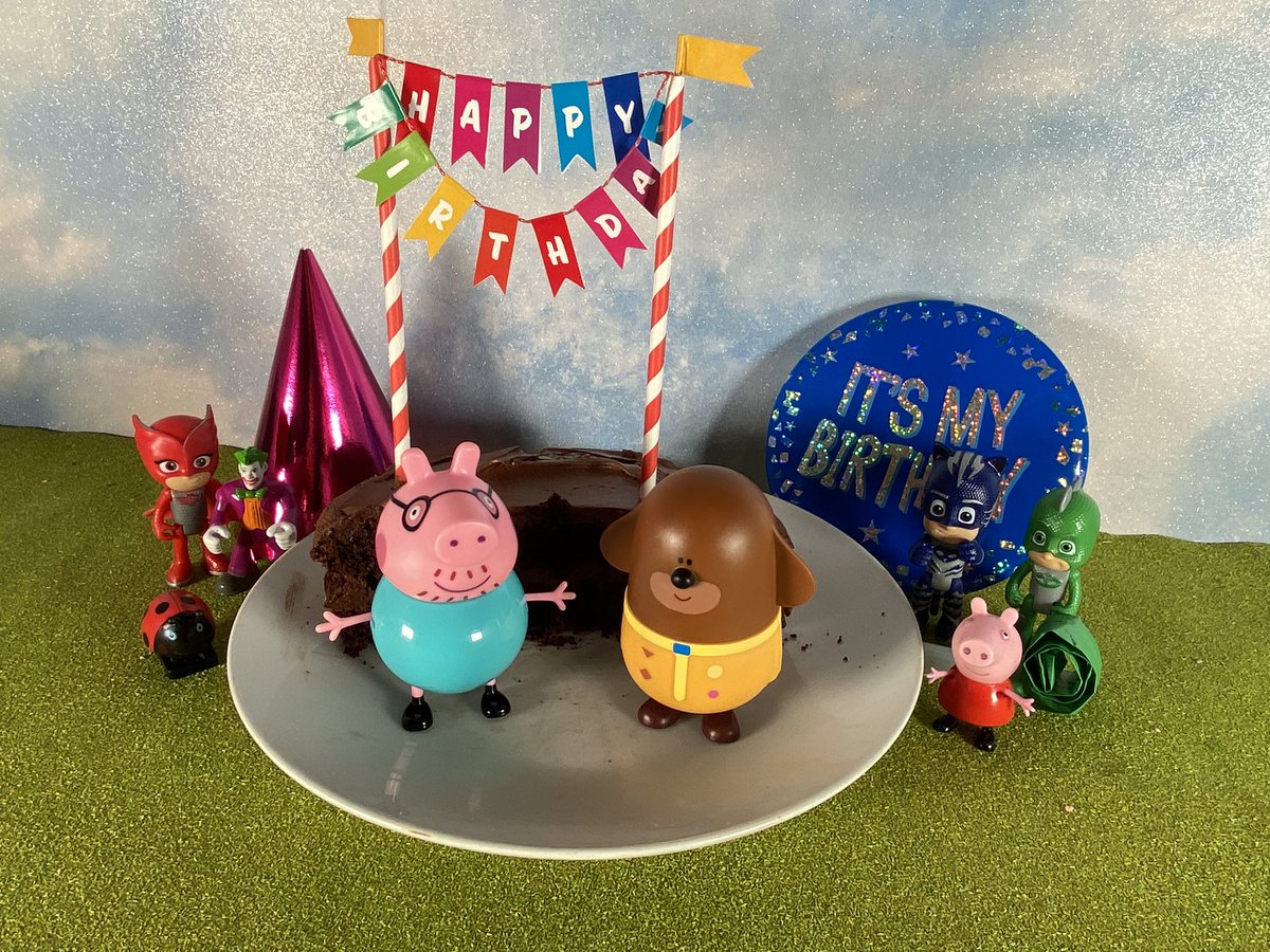 Can’t explain how much I appreciate my family for all they do and the effort they give to make my birthday special every year! We have one very happy Mr Toy Tales! #birthday #cake #presents #thirties #party #birthdayboy #heyduggee #peppapig #pjmasks #chocolatecake #toy #toys
