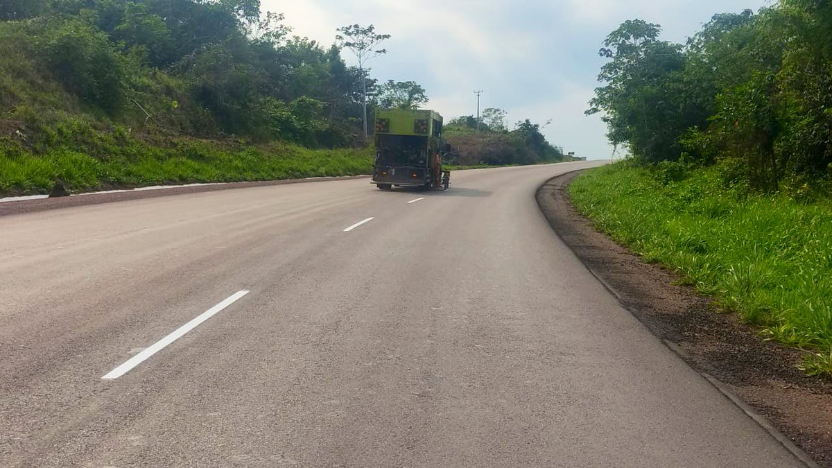 DNIToficial's tweet photo. Alô, Pará! O DNIT segue trabalhando para melhorar a trafegabilidade da BR-163/PA. Estão em execução serviços de sinalização horizontal, entre os kms 419 e 537, e de fresagem, entre os kms 240 e 308. 
É o #DNITemAÇÃO por todo o 🇧🇷. https://t.co/Ko5JVBYBdE