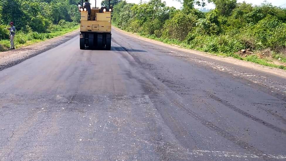 DNIToficial's tweet photo. Alô, Pará! O DNIT segue trabalhando para melhorar a trafegabilidade da BR-163/PA. Estão em execução serviços de sinalização horizontal, entre os kms 419 e 537, e de fresagem, entre os kms 240 e 308. 
É o #DNITemAÇÃO por todo o 🇧🇷. https://t.co/Ko5JVBYBdE