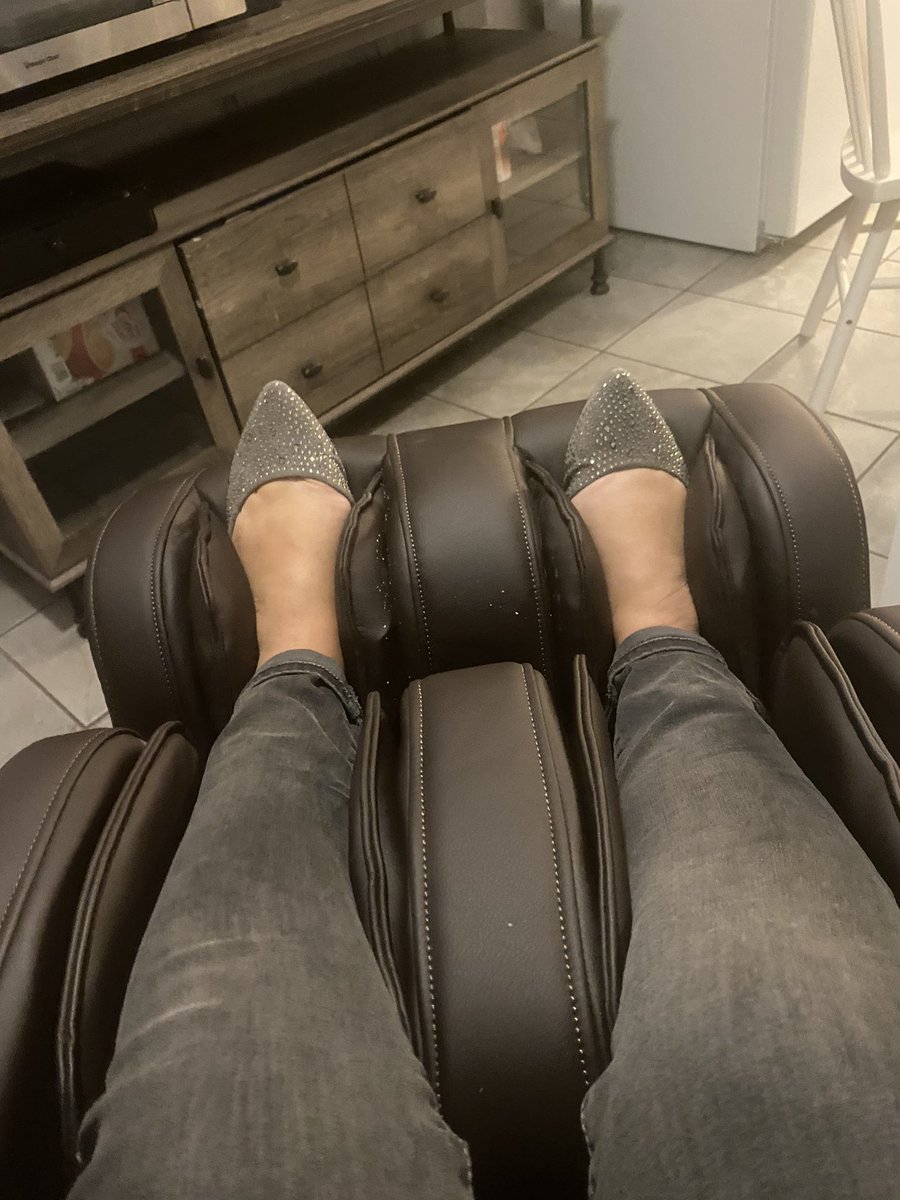 GourleyCarla's tweet image. I loved working from BT Furnishings in Plano today AND found the massage chair in the break room 🙌🏻 What a treat! #passionforpeople #createfun #relaxation