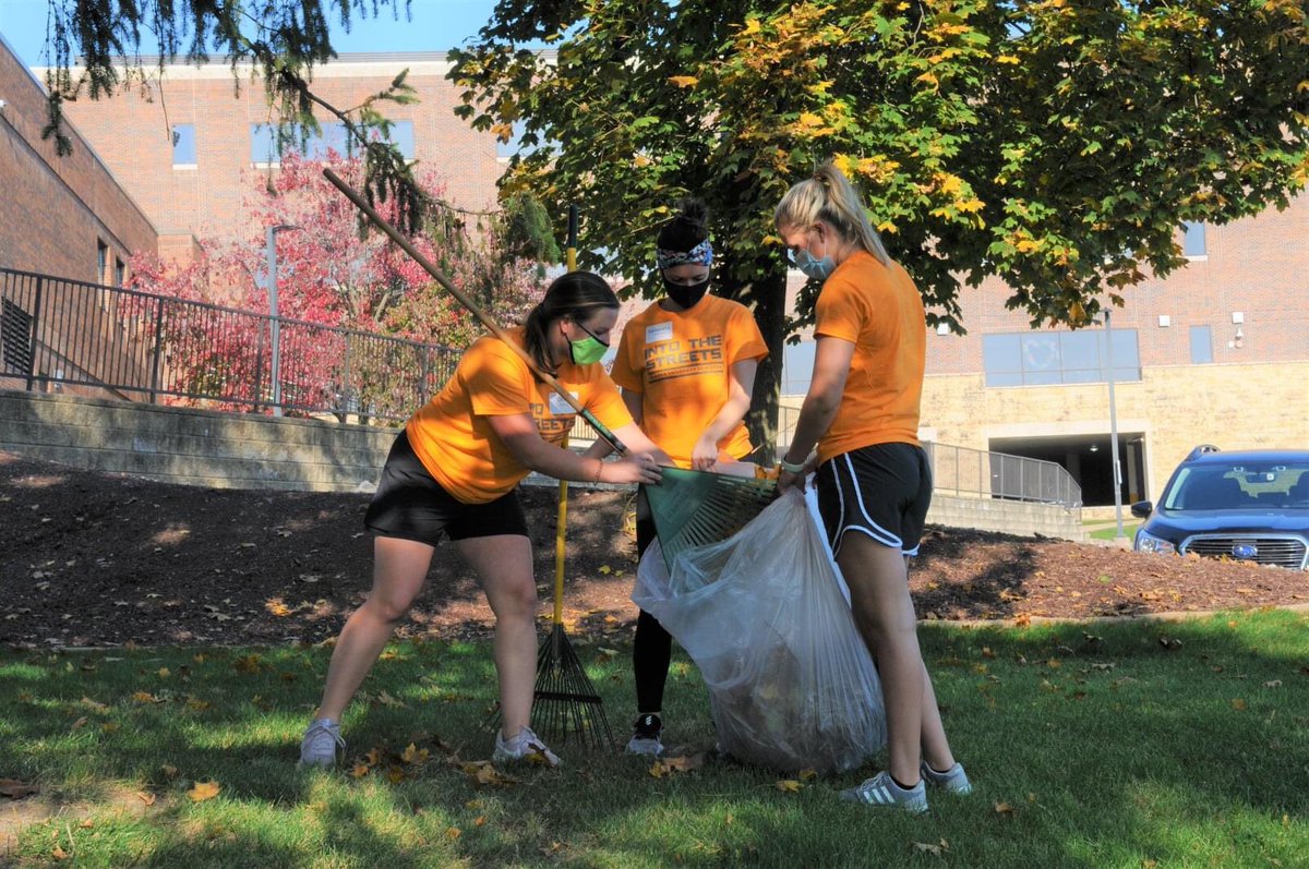 ClarkeU's tweet photo. Shoutout to all the Clarkies who went Into the Streets of Dubuque this weekend for our semi-annual day of service 💙💛 https://t.co/2ApWV08X0Q