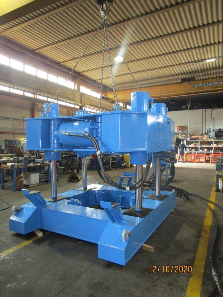 AGDEquipment's tweet photo. #NCB casing extractor for 1350 mm diameter casings ready to leave the factory. The machine has an extraction force of 700 tons with a cylinder stroke of 800 mm. It weighs 13400 kgs and can be supplied with reduction sets for other tube sizes. Available for sale from @AGDEquipment https://t.co/a3FH4PF58d