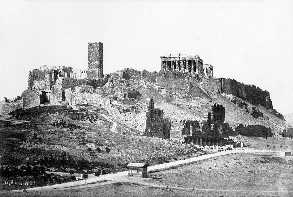 Détail peu connu : il y avait une tour franque sur l’Acropole d’Athènes datant du XIIIème siècle, construite lorsque les Latins occupaient le duché d’Athènes, et elle se trouvait au niveau des Propylées (entrée monumentale du sanctuaire). Elle a été démolie en 1874. 