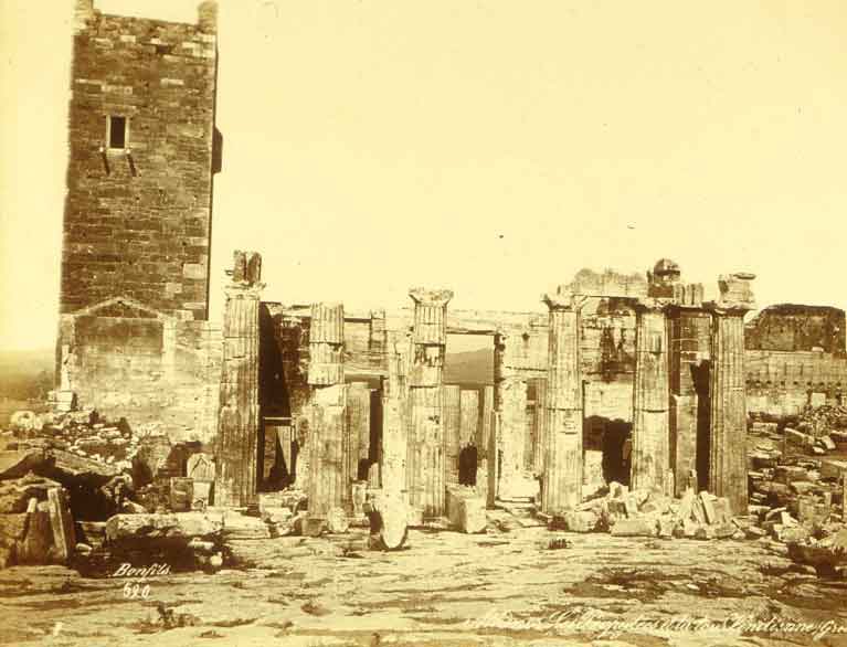 Détail peu connu : il y avait une tour franque sur l’Acropole d’Athènes datant du XIIIème siècle, construite lorsque les Latins occupaient le duché d’Athènes, et elle se trouvait au niveau des Propylées (entrée monumentale du sanctuaire). Elle a été démolie en 1874. 