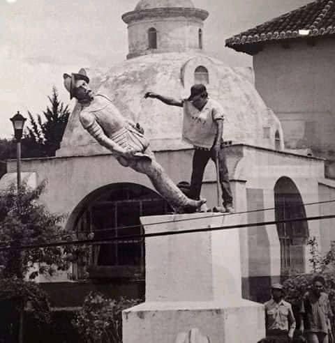 neoduen's tweet photo. wow 528 years of resistance. In every country in Latin América there is and has been people resisting the assimilation projects and fighting these statues of conquistadors who enslaved and kill Indigenous people and Black people. Chiapas Mexico, Popayan Colombia, Temuco Chile v https://t.co/hStzIPv3JV
