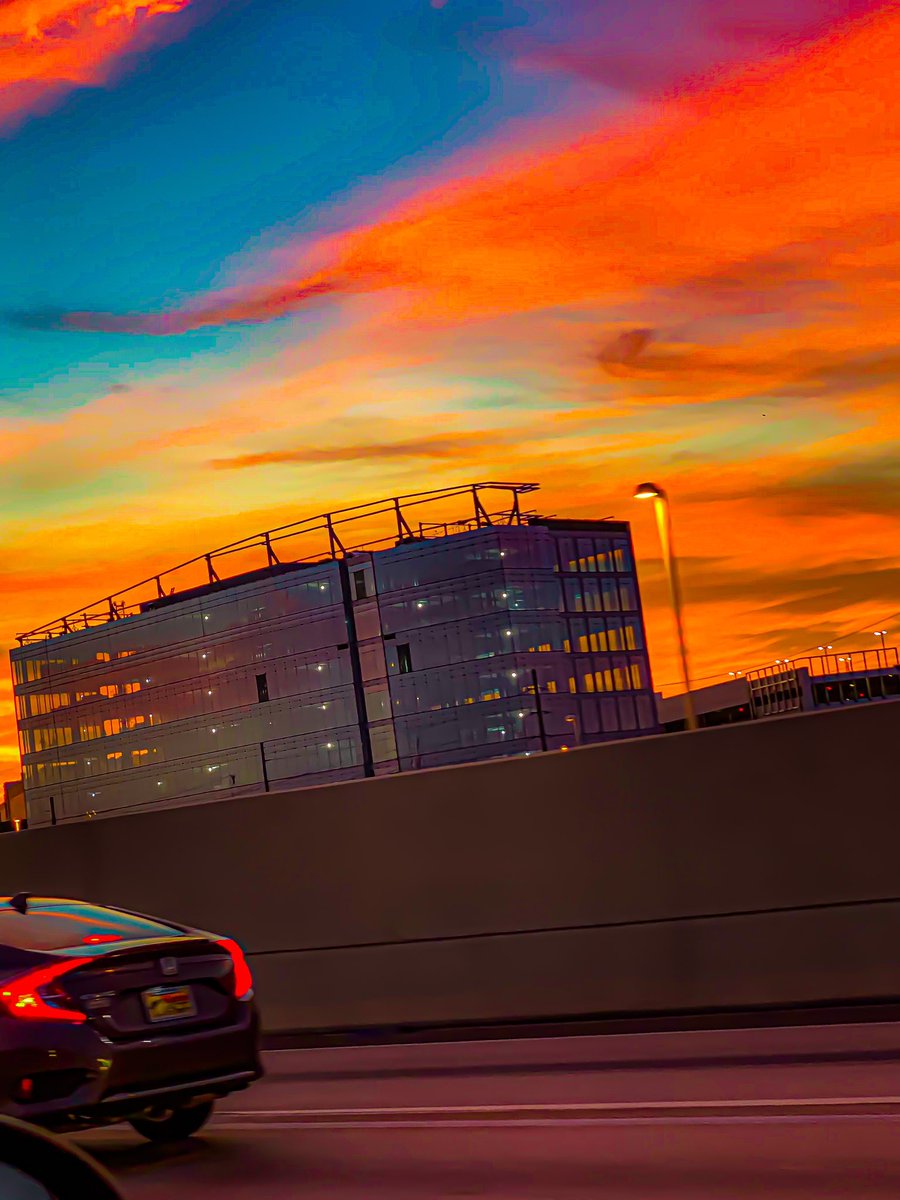 scottbart727's tweet photo. 🌇

#sunrise #sunrisephotography #tampa #glassbuilding #scottbart727 #artistsofinstagram  #underconstruction #fatherdaughter #disneyfans #starwarsfans #toystoryfans #letsgotodisney #downtown #city #citylife #art #collab #familytime #roadtrip #thisis40 #tampabay #🍊 https://t.co/pOffUncABr