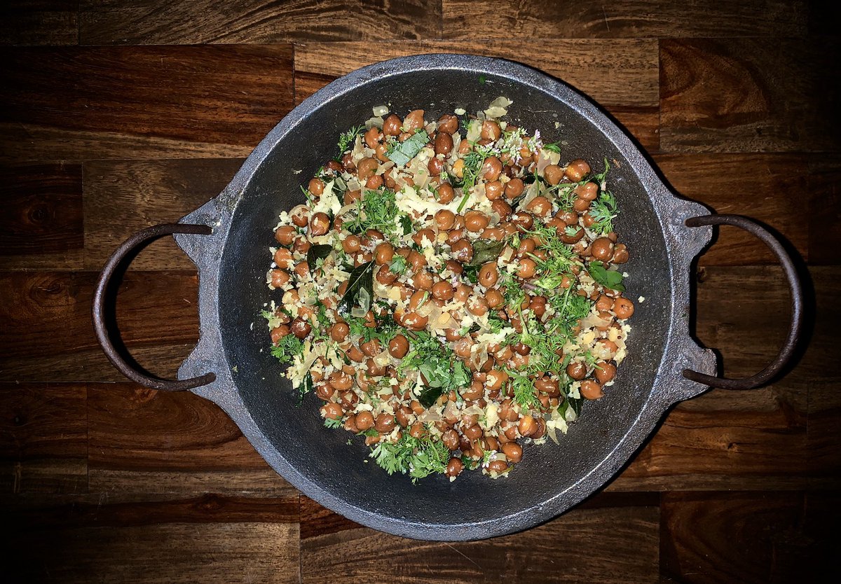 anilbhatortho's tweet photo. 🍁 Another balanced diet packed with proteins (11 gms in 100gms)  
🍁 My first cook in a cast iron Kadai to add more nutrients ( heavy as hell.. don’t even drop it on your foot .. u will need me to fix it) 
🍁 #KadaleKalu #Usli #Guggri #Sundal #Chickpeas https://t.co/YuNKR1Y0wK