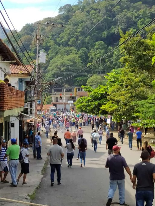 🔥LAS CALLES SIGUEN CALIENTES🔥
‼️Merida Protesta‼️
#12Oct En Santa Cruz de Mora Los ciudadanos tomaron las calles protestan por por la falta de Luz y Gasolina