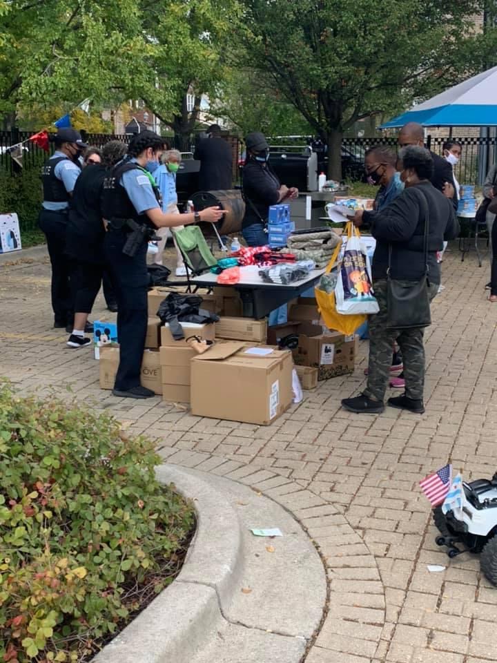 ChicagoCAPS07's tweet photo. @ChicagoCAPS07��s Faith-Based Liaison Officer, P.O. Joshua Shelton Sr., &amp; the Faith-Based Subcommittee hosting “Faith &amp; Blue”, this past Saturday. Community &amp; Officers in a collaborative effort to build bridges &amp; break biases!
#Englewood
#PreachingPolice
#FaithAndBlue
#Community https://t.co/e1A14MgDRq