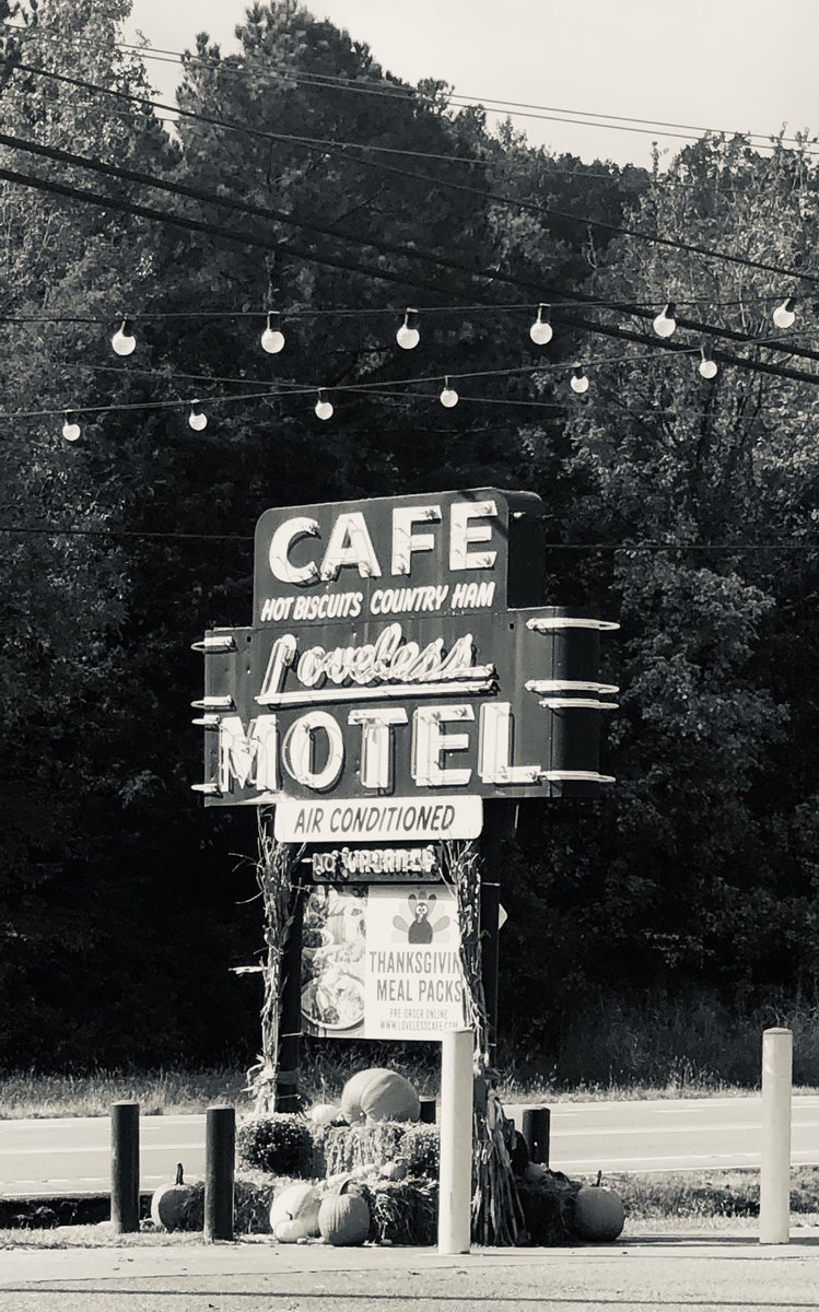 TxStarCat's tweet photo. Our favorite stop in #Nashville #Lovelesscafe #Tennessee #roadTrip #hotbiscuits #cafe #biscuits 💙 https://t.co/zoBtholCCs