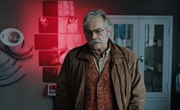 "Nasıl bir his biliyor musun? Oda çok geniş ama sığamıyorsun, bak kapı orda ama çıkamıyorsun, pencere açık ama nefes alamıyorsun..." (Şahsiyet)