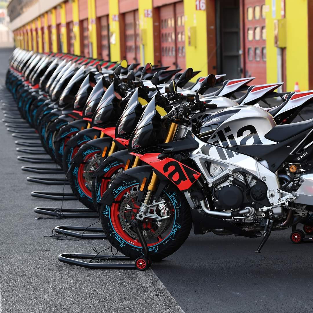 LV8 PARADE! 😆🎊
#paddockstands #cavallettimoto #madeinitaly #lv8elevate #Aprilia #TuonoV4 
📸🇮🇹 <a href="/ApriliaOfficial/">Aprilia</a>
