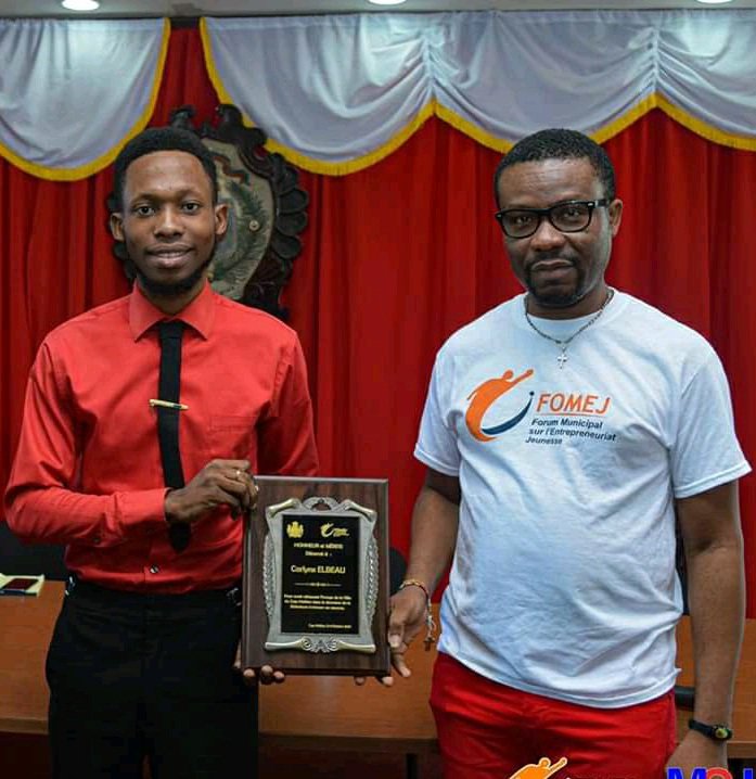 ElbeauCarlynx's tweet photo. Le "Prix du Roi" m'a été décerné par la Mairie du Cap-Haïtien pour récompenser mon travail dans le domaine littéraire. 

Un grand merci à FOMEJ et à la Mairie du Cap-haïtien. https://t.co/wj8hxrPmxI