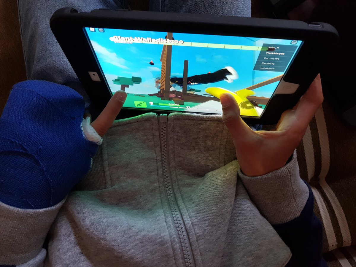 NLworkshops's tweet photo. Ik vroeg me al af waarom hij (12) na een paar dagen nog altijd niet klaagt over dat zijn hand in het gips zit. Ik heb het net ontdekt 😅! https://t.co/ztgzXSrBKY