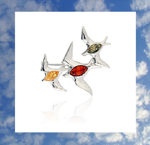 Flying birds.. 🍂✨Multicoloured Amber and Sterling Silver Three Birds Brooch BR849
goldmajor.co.uk
#flyingbirdsbrooch #balticamberjewellery #multicolouredbirdsbrooch #sterlingsilverbrooch #multicolouredamberbrooch #autumnaccessories  #goldmajor #autumnjewellery