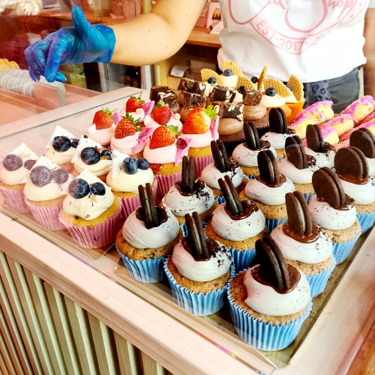 I got one of each as I couldn't decide. #letthemseecake #cardiff 🍰