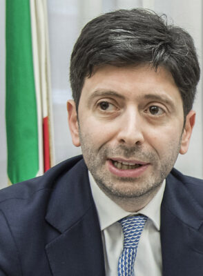 #Speranza: "Proveremo a incidere su alcuni pezzi della vita delle persone che consideriamo non essenziali."
Uno zombie si presenta alle elezioni, le straperde e dopo un po' decide lui cosa è essenziale e cosa no nelle nostre vite. 
La situazione è grave. #lockdown #COVID19