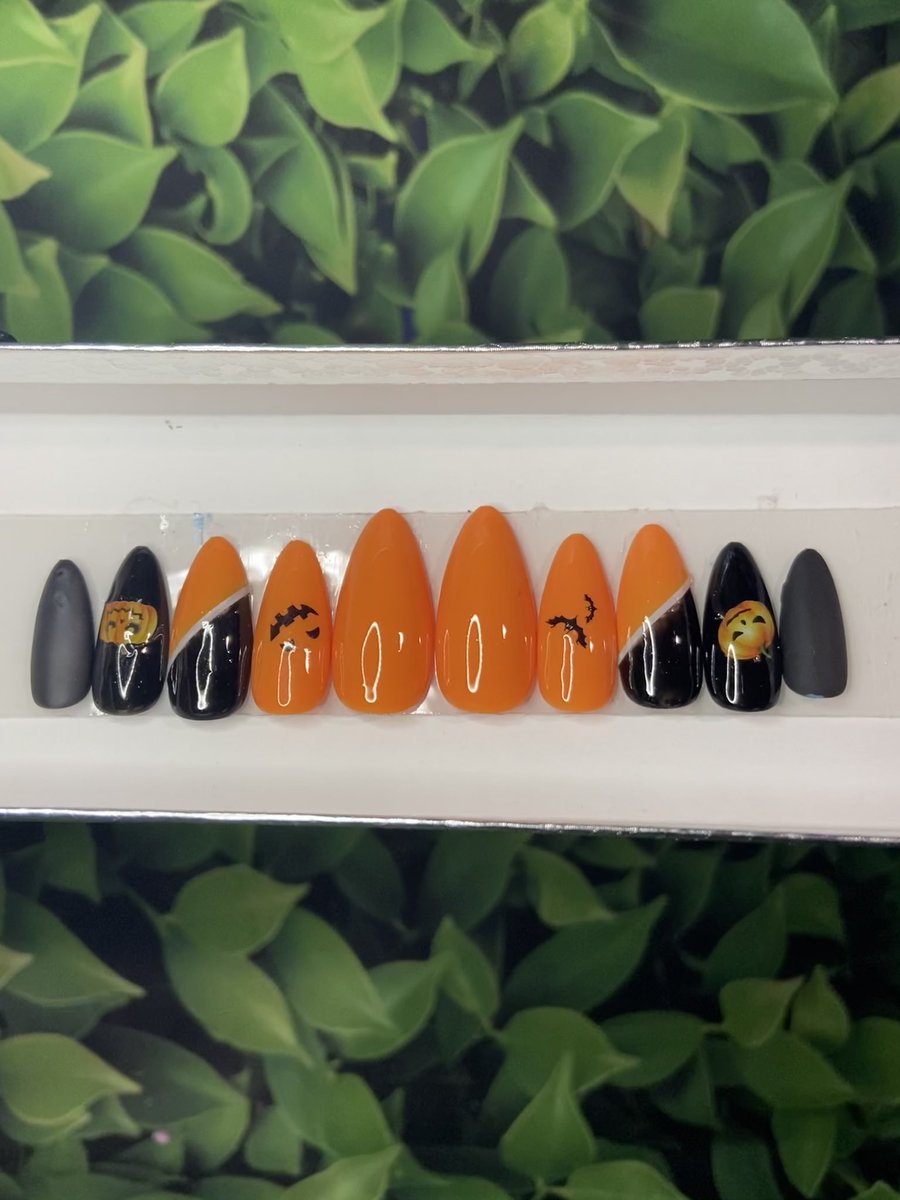 tyre_nashay's tweet photo. @Drebae_ I make press on nails. They come with an application kit and directions. Each nail set is hand painted and prepared by me. They start at ONLY $10‼️ please support and RT 
https://t.co/5TI857lcXE https://t.co/5Z49nlrX9X