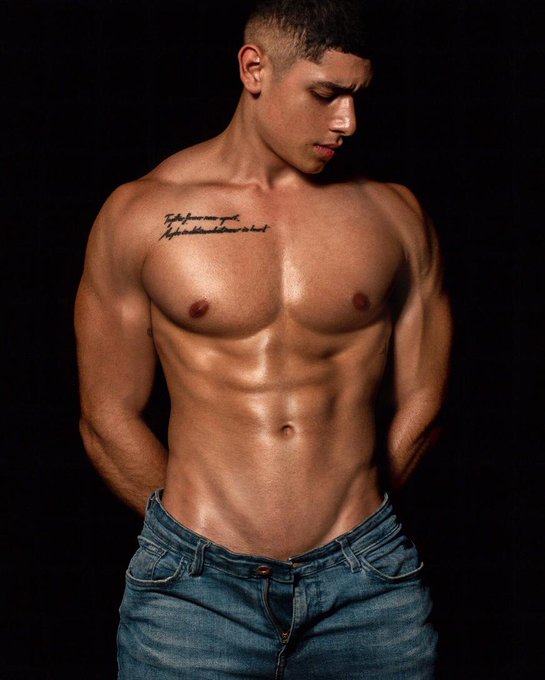 I mean wow... #camguy #MondayMood #mondaythoughts #MondayMotivaton #muscle https://t.co/JkKINhJcLx