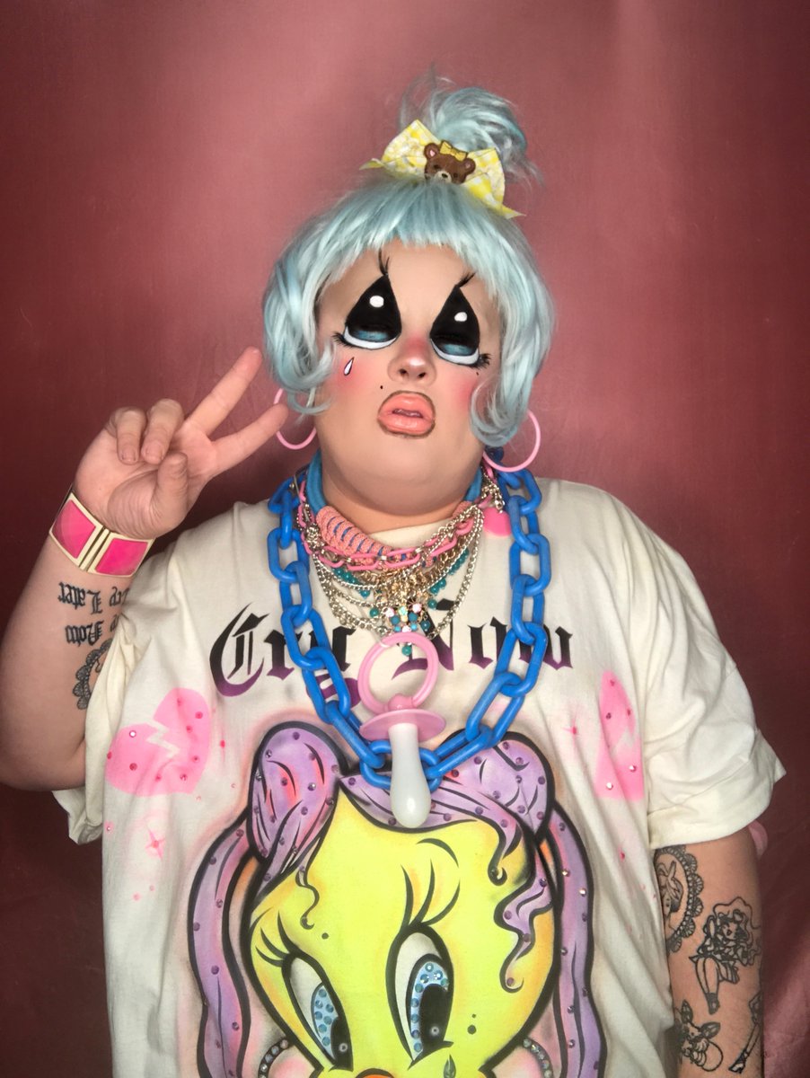 ValentineAddams's tweet photo. Espooky look #3 
Precious Moments 
-👕 by @Tender_oni   
.
.
.
#ValentineAddams #preciousmoments #drag #mua #latinx #queer #dragqueen #queen #mexicanqueen #crynowcrylater #tweety #preciousmomentos https://t.co/7CVrygspqy