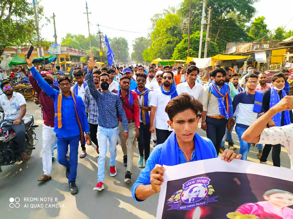 SunilAstay's tweet photo. दुष्कर्मियों को फाँसी, हाथरस की बेटी को न्याय दिलाने के लिये, आज विधानसभा सोनकच्छ जिला देवास मप्र में हीरो सोलंकी, महेश करवाडिया के नेतृत्व में महामहिम राष्ट्रपति के नाम जनआक्रोश रैली निकालकर ज्ञापन सौपा।

जिसमे भीम आर्मी/ आज़ाद समाज पार्टी के सैकड़ो कार्यकर्ता मौजूद रहे। https://t.co/bJ1JtlsBaC
