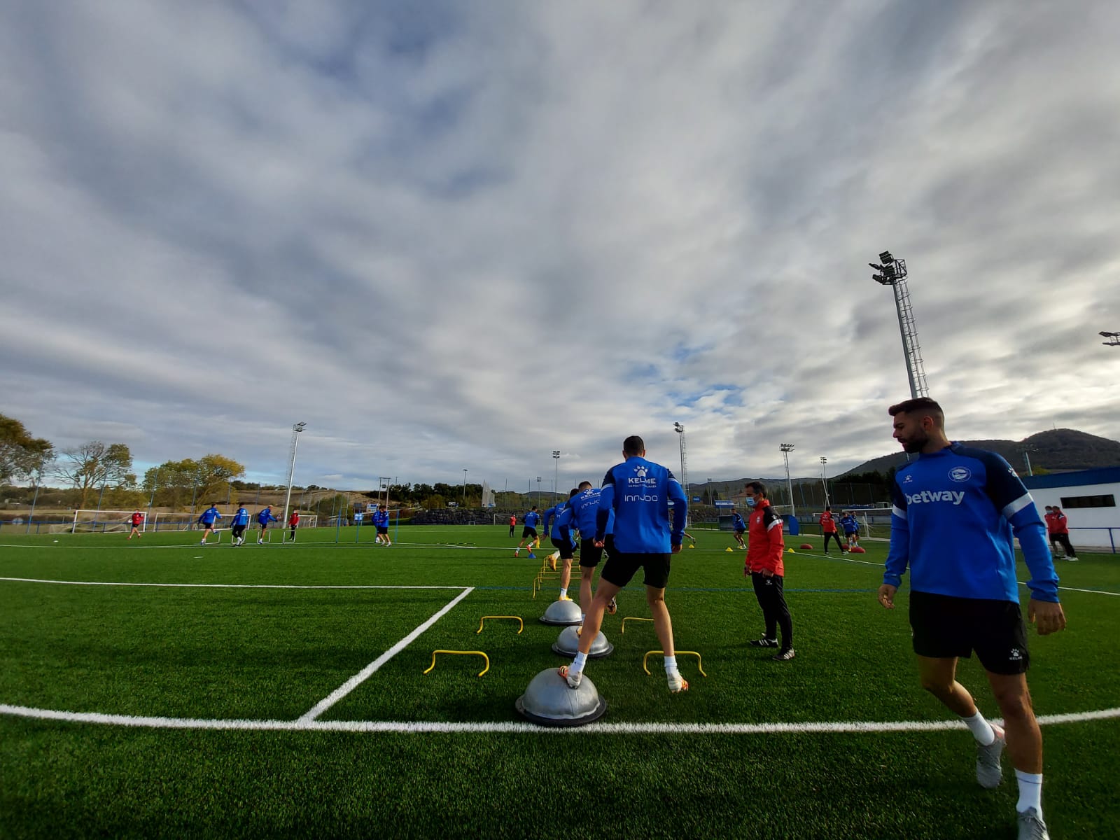Los jugadores del Alavés, en la sesión de este lunes (Foto: DA).