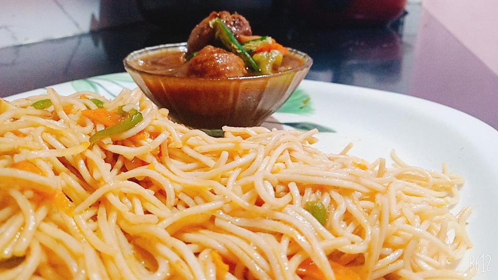 foodandstyle1's tweet photo. #lifesaver #madeinheaven #goodfoodgoodlife #chowmien manchurian #foodAndStyle https://t.co/z6n4YPP02Q