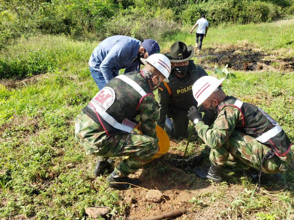Ejercito_Div5's tweet photo. #Brigada13 | Soldados del Batallón de Ingenieros Nº13 apoyaron la siembra nacional #MeUno plantando árboles en el municipio de Girardot. Somos el Ejército Nacional al servicio de las comunidades, en un trabajo enlazado con las autoridades ambientales @COL_EJERCITO @MinAmbienteCo https://t.co/AUfQuriQY6