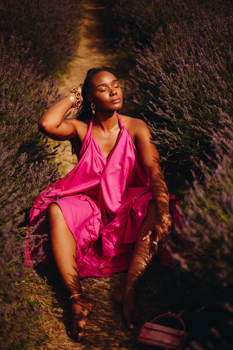 kingsart_'s tweet photo. Thinking back to the last days of Summer 2020. Portraits with @VeaAkuaK 
📍#mayfieldlavendar
👜 #kmabel https://t.co/QWI1RdpM92