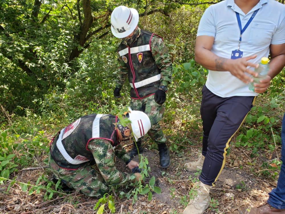 Ejercito_Div5's tweet photo. #Brigada13 | Soldados del Batallón de Ingenieros Nº13 apoyaron la siembra nacional #MeUno plantando árboles en el municipio de Girardot. Somos el Ejército Nacional al servicio de las comunidades, en un trabajo enlazado con las autoridades ambientales @COL_EJERCITO @MinAmbienteCo https://t.co/AUfQuriQY6