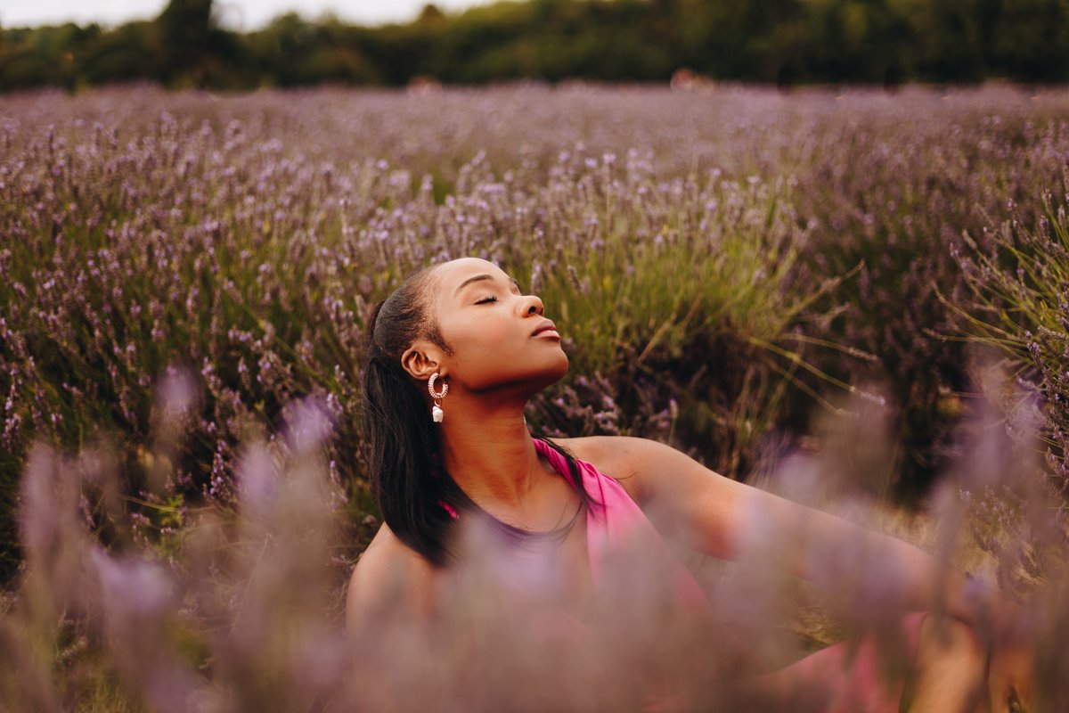 kingsart_'s tweet photo. Thinking back to the last days of Summer 2020. Portraits with @VeaAkuaK 
📍#mayfieldlavendar
👜 #kmabel https://t.co/QWI1RdpM92