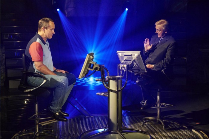 ¡Buenísima! Empecé a ver "Quiz" la serie (tres capítulos) que cuenta la trama en torno al origen de "Quién quiére ser millonario?" en Inglaterra. Gracias a la recomendación de <a href="/Eleofain/">Eleonora Fain</a> La encontrás en #NSNOWOnDemand de @NuevoSigloCable