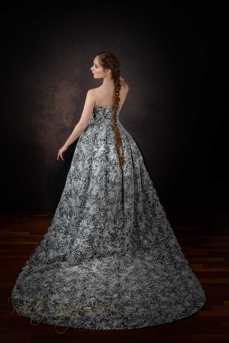 diana_therose's tweet photo. For #QueenHouseNoivas
#Model: #DianaRosa
#Photography: #RuteRaposo
Makeup and hair: #DéboraMakeupandHair
#modeling #photoshoot #bride #bridal #bridaldress #bridalmodel #bridalstore #noiva #queenhouse #elegance #beauty #beautiful #bridalhairstyle #princessdress #princessgown https://t.co/ykLbtf4c2P